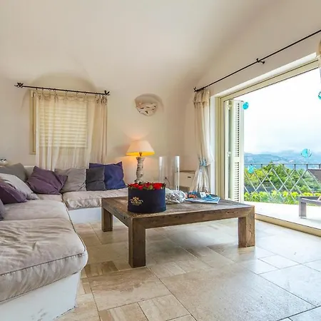 Villa Sleeps 10 With Pool And Air Con